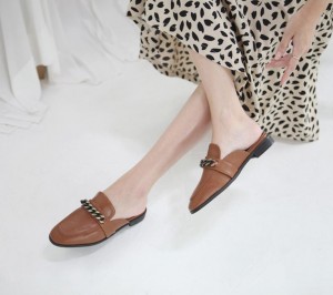 [LUC] MO.23-a9 / (2color) 라운드 스퀘어토 체인 블로퍼(3cm) 엣지 슬리퍼 여성스런 신입생화  직장인화 단아한 슈즈