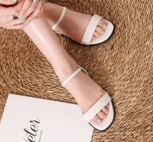 무료/[LUC/ IM.1330 (2color) 베이직 스퀘어토 슬림 밴딩스트랩 샌들(2cm) 굽낮은 끈 샌들
