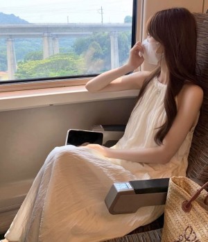 DOO 57026378 하늘하늘 가볍고 청순미 여성 여름 바캉스 꼬임 홀터넥 민소매 롱 원피스 휴가철 일상룩